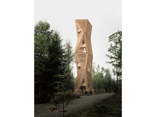 Je nachdem, aus welcher Richtung sich die Waldbesucher dem Turm nähern, verändert er aufgrund seiner komplexen Konstruktion das Erscheinungsbild. 