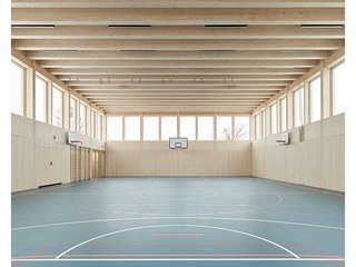 Beide Sporthallen (hier OG) sind gleich aufgebaut. Die Fichtenträger überspannen jeweils eine Breite 16 Metern.
