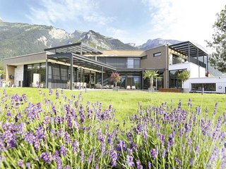 Richtung Innenhof öffnet sich das Gebäude. Von nahezu allen Räumen sind dank der grosszügigen Verglasung Sichtbezüge möglich. 
