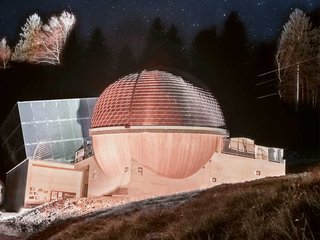 Willkommen in der Nuss. Im Inneren offenbart der Warteraum seine spezielle Geometrie. Mit 3D-Dateien gefütterte CNC-Maschinen frästen die nusstypische Innenschale.
