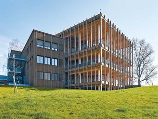 Blick frei auf die Golfgreens: Auf der offenen, dreistöckigen Terrasse (rechts) können sich Golfer und Besucher erholen.
