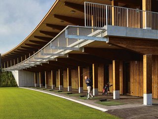Empfang, Schulungs- und Fitnessräume, Garderoben, Caddyboxen, Shop und Administration: All das vereint die neue Golfarena unter einem Dach. 
