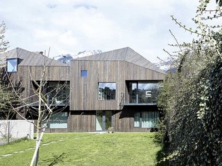 Der Projekttitel «Mut zur Lücke» leitet sich von der eigentlichen Unbebaubarkeit des Grundstücks zu Wohnzwecken ab. Ein Studium der Raumordnungsdefinitionen, die Neuinterpretation von gesetzlichen Bedingungen und der Nachweis des Gleichberechtigungsgrundsatzes sowie vier Gutachten führten zur Wohnnutzung. 
