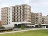 Studentenwohnheim Woody in Hamburg: Das grösste Holzmodul-Wohnhaus der Welt, realisiert von Sauerbruch Hutton, bietet 371 Mikro-Apartments. Die Fassadenraster der Module fügen sich zu einem überdimensionalen plastischen Flechtwerk. 
