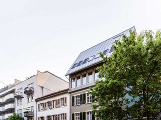 Der dreigeschossige Aufbau erfolgte in Holzbauweise. Das Baumaterial ist aufgrund seines vergleichsweise geringen Gewichts geradezu prädestiniert für Aufstockungen.
