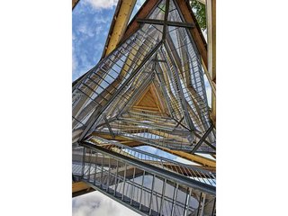 Blick vom Fusse des Hasenbergturms nach oben zur Aussichtsplattform in 35 Metern Höhe. Der Grundriss des Turms bildet ein gleichseitiges Dreieck. Im Inneren verläuft eine Metalltreppe mit 13 Zwischenpodesten.
