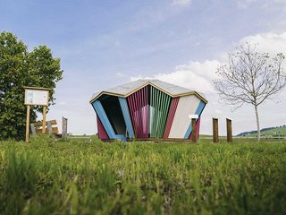 Ein Bijou auf Appenzeller Wiese: Beim Emma-Kunz-Pavillon treffen Ästhetik, Farbe und Holzbaukunst aufeinander – ein Werk aus rund 1000 Einzelteilen.
