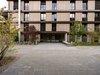 Horizontale Blechabschlüsse verbinden die geschlossenen und offenen Fassaden.