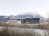 Panoramablick: Die grosszügige Verglasung öffnet den Blick in die umgebende Fluss- und Tallandschaft.