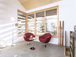 Die verlatteten Fenster lassen Licht und Durchblick zu. Die Inneneinrichtung ist schlicht, die Ausstattung für die Feriengäste komfortabel. 
