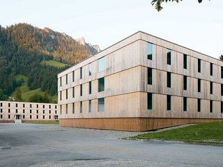 Die Zwillingsbauten stehen einander gegenüber. Umgeben sind sie von den bereits bestehenden Gebäuden, die modernisiert wurden. 
