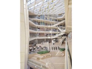Das Atrium bildet mit dem imposanten Treppenaufgang das Herzstück des Gebäudes. Der Bau begeistert nicht nur die Mitarbeitenden, sondern auch Besucher. «Das Interesse an Architekturführungen ist riesig», erklärt Bauingenieur Hermann Blumer.