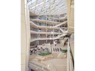 Das Atrium bildet mit dem imposanten Treppenaufgang das Herzstück des Gebäudes. Der Bau begeistert nicht nur die Mitarbeitenden, sondern auch Besucher. «Das Interesse an Architekturführungen ist riesig», erklärt Bauingenieur Hermann Blumer.

