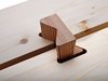 Die 22 Zentimeter starken Brettsperrholzplatten wurden mit Schwalbenschwanzverbindern aus Buchenholz versteift. 
