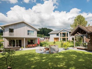 Links steht das Einfamilienhaus von Roland und Diana Oberholzer, daneben ist das von Martin und Petra Oberholzer. 
