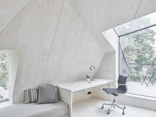 Der Arbeitsbereich in der Galerie. Die Dreiecksflächen des Dachs bilden ein stabiles Dachformwerk. 
