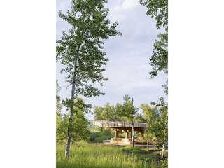 Der Pavillon «Xylem» gehört zum Kunstzentrum Tippet Rise in Montana (USA). Die Dachstruktur und die Sitzbänke bestehen aus massiven Kieferstämmen. Entstanden ist der Entwurf von Francis Kéré in Anlehnung an eine westafrikanische Hüttenart, die Toguna. Sie besteht aus Holz und Stroh.
