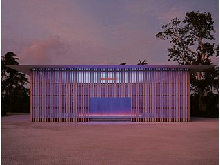 Abends erwacht der Holzpavillon zu einem Ort magisch-farbigen Lichts. Die Kunstinstallation «Amarta» ist Teil von James Turrells Serie «Skyspaces».