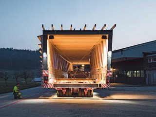 Die vorgefertigte Holzbrücke steht vor ihrer vierstündigen Reise: vom Werk in Rohrbach (BE) ins 50 Kilometer entfernte Rubigen (BE). 
