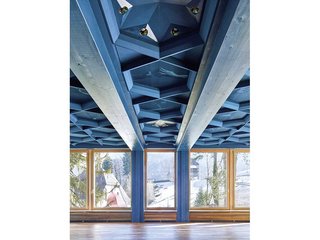 Unter dem blauen Baldachin: Künstler Christian Kathriner gestaltete die Decke des Saals aus 76 mit Seide bespannten Holzkassetten.
