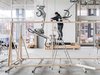 Ganz ohne den Menschen geht es nicht, soll es auch nicht. Von komplexen Algorithmen gesteuert, positionieren die Roboter die Balken. Sie kooperieren nicht nur untereinander, sondern auch mit dem Handwerker, der die Balken anschliessend manuell verschraubt.