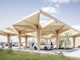 Die Ladestationen sollen eine umweltfreundlichere Mobilität fördern und mit Solarenergie ist zudem eine natürliche Art der Energiegewinnung möglich. Die Nähe zur Natur wollten die Architekten auch in ihrem Konzept widerspiegeln. Deswegen entschied man sich für Holz als Baumaterial. Das geometrische Design ist ausserdem inspiriert von Bäumen und die Bepflanzung ergänzt das naturnahe Bild zusätzlich. 
