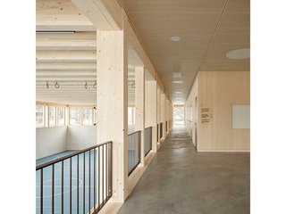 Das Erdgeschoss fungiert auch als Galerie, von wo der Blick in die untere Sporthalle und nach draussen schweifen kann. 
