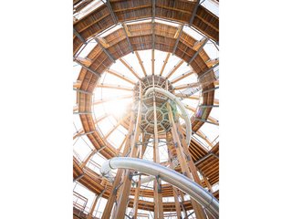Auf dem 600 Meter langen, spiralförmigen Steg geht es zuerst inner- und dann ausserhalb der Kugel in die Höhe. Eine Rutsche bietet von der mittleren Plattform aus eine Abkürzung nach unten.
