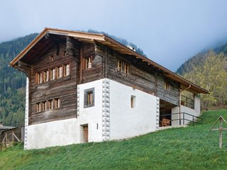 Historisch und zeitgemäss. Das Belwalder-Gitsch Hüs stammt aus dem Jahr 1592 und beherbergt heute zwei komfortable Ferienwohnungen. 

