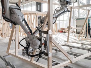 Spatial Timber Assemblies will den Holzbau revolutionieren: Die Professur für Architektur und Digitale Fabrikation der ETH Zürich entwickelte mit Industriepartnern eine neuartige, digitale Vorfabrikation. Das soll Material und Manpower sparen – und der Architektur mehr Spielraum geben. 
