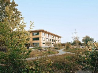 Dem Entwurf für das neue Schulgebäude mit naturnahem Garten ging 2017 ein offener und ano­nymer Projektwettbewerb voraus.