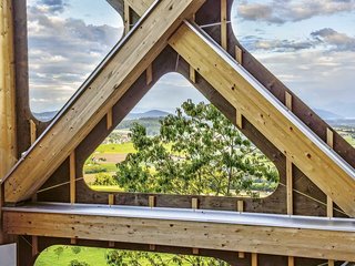 Auf der Innenseite ist die Konstruktion des Turms gut zu erkennen. Doch die grandiose Aussicht lenkt hier definitiv ab. Sie reicht von der Ostschweiz über die Innerschweiz bis in die Berner Alpen.
