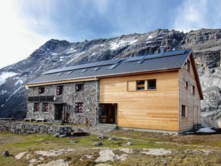 Einfach und ursprünglich. Der Anbau der 1943 errichteten Claridenhütte ist eine reine Holzkonstruktion aus vorfabrizierten Wand- und Deckenelementen. 
