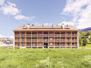 Auf einem massiven Gebäudesockel ist das Holzskelett aus Lärche platziert. Holz aus dem Wallis, Wolle von Schwarznasenschafen und Kies aus dem Rotten setzen ein Zeichen für mehr Regionalität beim Bau. 
