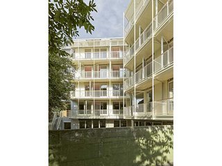 Insgesamt 30 Wohnungen umfasst der Bau. Rückseitig erweitern Balkone die relativ kleinen Wohnflächen. 