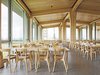 Der Architekt Lukas Imhof nahm beim Entwurf Bezug auf das Goetheanum in Dornach (SO). Charakteristisch für das Bauwerk sind abgeschrägte Ecken und trapezförmige Pfeilerköpfe.

