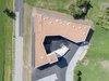 Die eingeschossigen Lager-, Wasch- und Einstellhallen liegen in südlicher Richtung. Das zweigeschossige Betriebsgebäude grenzt an die Kantonsstrasse.