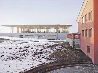 Die Gebäude gruppieren sich wie eine Wagenburg um den Innenhof. Das neue Gastronomiegebäude fasst den Platz gegen Süden und schliesst gleichzeitig den Hof zur umliegenden Landwirtschaftszone.

