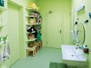 «Die kindergerechte Gestaltung der Badezimmer und Garderoben ermöglichen eine grosse Selbständigkeit im Kitaalltag.» - Renate Ulrich, Betriebsleiterin Kita Bitzius 

