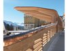 Die horizontal verlaufenden Lärchenholzlatten an den Tribünenrückwänden gewähren zur Strasse hin eine gewisse Transparenz. 
