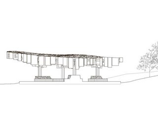 Das offene Holzgebäude, das sich auf einer leicht abschüssigen Lichtung befindet, bietet einen wunderbaren Blick auf Espen, Pappeln und einen kleinen Bach. Die Dachkonstruktion nimmt die bewegte Topografie auf. 
