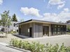 Auf zwei Seiten, West und Süd, öffnet sich der überhohe Pavillon über die raumhohe Verglasung Richtung Quartiersspitz.