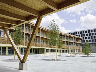 Schulhaus Pfingstweid in Zürich: Der filigrane Holzbau erfüllt die Anforderungen der 2000-Watt-Gesellschaft und bietet raffinierte Lösungen für den sommerlichen Wärmeschutz.