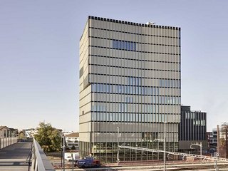 Mit 60 Metern und 15 Stockwerken hält der Holzhybridturm «Arbo» den Rekord als höchstes Bauwerk seiner Art in der Schweiz. Der Standort ist direkt neben dem Bahnhof Rotkreuz.
