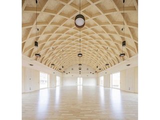 Architekt Raphael Haefeli liess sich bei der Dachkonstruktion von dem Rautenmuster des vor einhundert Jahren entwickelten Zollingerdachs inspirieren.
