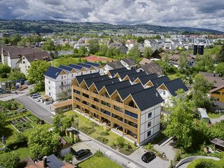 Die Sheddächer erinnern an die industrielle Vergangenheit auf dem Fabrikareal. Fotovoltaikmodule auf den Dachflächen produzieren Strom für die Bewohner.
