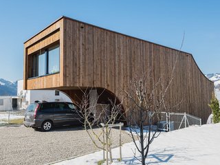 Durch die hangseitige Auskragung ergibt sich ein geschützter Eingangsbereich inklusive Carport.
