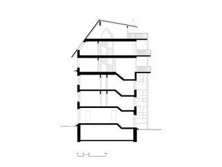 Querschnitt: Der insgesamt dreigeschossige Dachaufbau bietet ausreichend Platz für die sechsköpfigen Familie. Sogar Aussenräume (Balkone) gibt es hier genug.