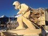 Der zwölf Meter hohe Holzturm stützt die Skulptur. 
