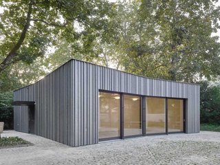 Offen und lichtdurchflutet: Die Lüftungsflügel und die breite Glasfront versorgen den Saal mit Licht und Luft.
